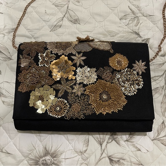 Elegant Black Floral Clutch - Picture 2 of 7